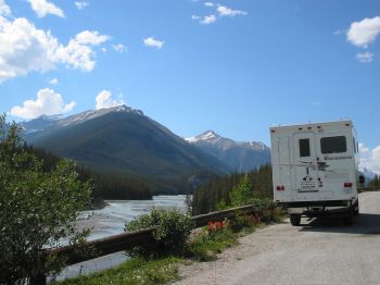 camper langs icefields parkway